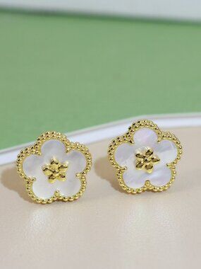 Van Cleef & Arpels White Earrings